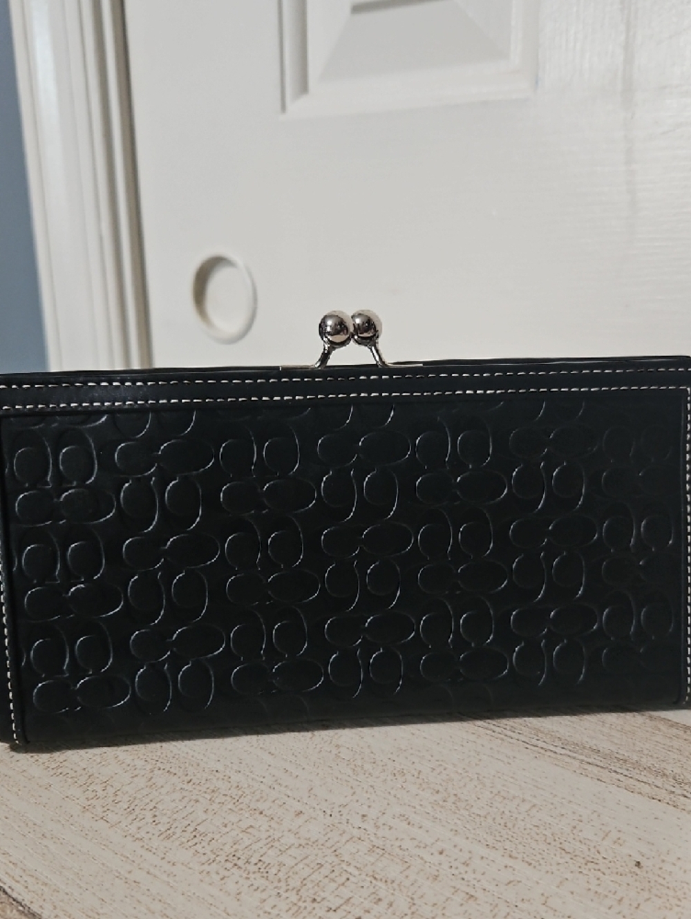 Coach NWOT Y2K Black Embossed Signature Leather Kisslock Wristlet Clutch - Picture 4 of 10